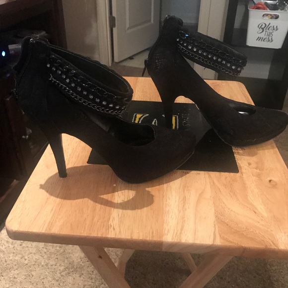 Black heels! - Picture 1 of 4